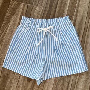 New no tags Women's Striped Seersucker Pull-On Shorts. Size small